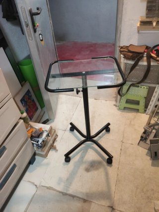 Mesita auxiliar cristal y metal