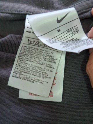 Camiseta Nike gris