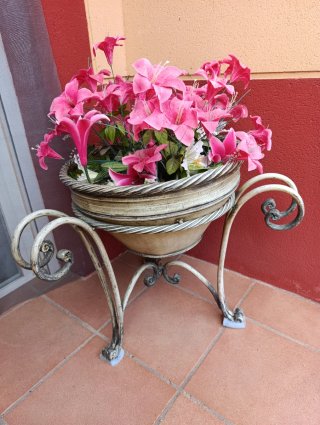 Macetero de hierro forjado con flores