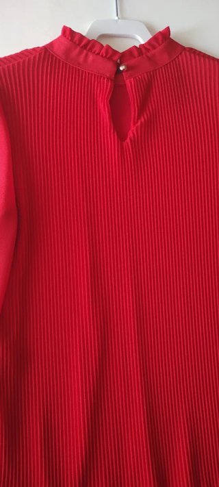Blusa roja plisada con cuello de manga larga