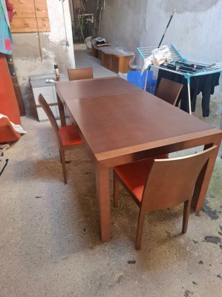 Mesa de comedor de madera robusta