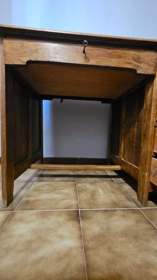 Escritorio vintage de madera. Despacho americano