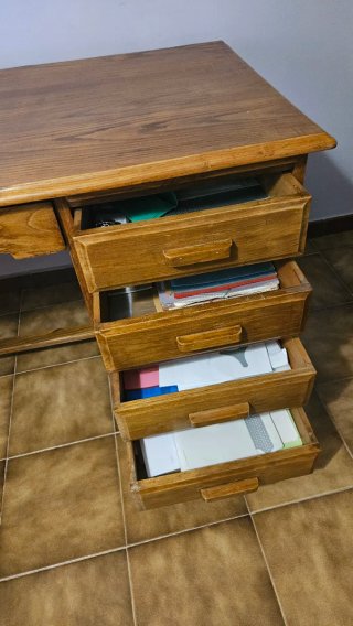 Escritorio vintage de madera. Despacho americano
