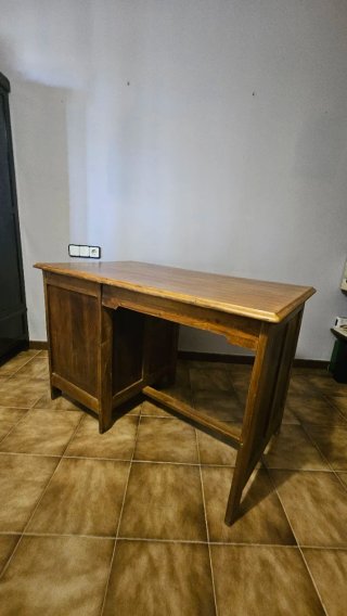 Escritorio vintage de madera. Despacho americano