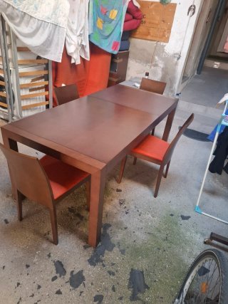 Sillas de madera con asiento naranja