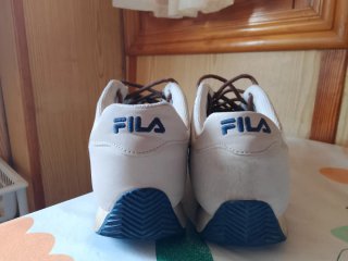 Zapatillas Fila Blancas y Azules