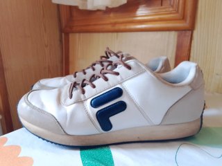 Zapatillas Fila Blancas y Azules