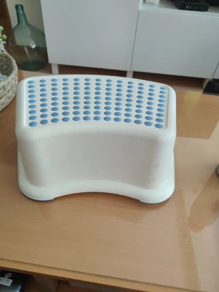 Escalón Ikea Blanco con Puntos Azules