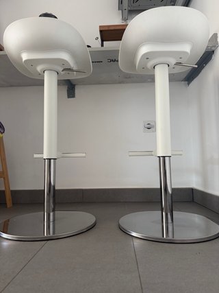 Dos taburetes altos blanco para barra de cocina