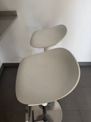 Dos taburetes altos blanco para barra de cocina
