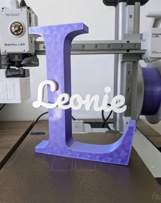 Letra N personalizada con nombre Nayla
