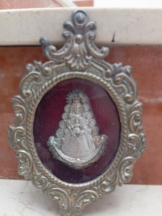 Relicario antiguo con figura religiosa