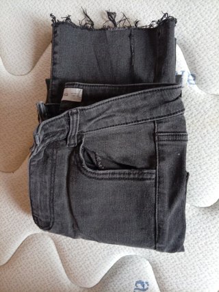 Pantalón vaquero negro desgastado flare
