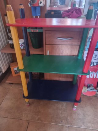 Estantería infantil con diseño de lápiz