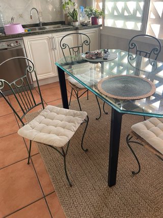 Mesa cristal y sillas hierro forjado
