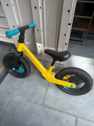 Bicicleta de equilibrio amarilla Kinderkraft
