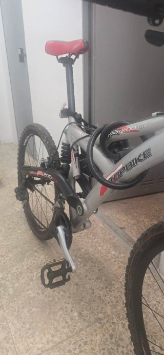 Bicicleta de montaña plateada regalo casco