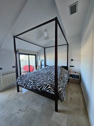 Cama con dosel de madera y tela (Sin colchon)