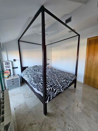 Cama con dosel de madera y tela (Sin colchon)
