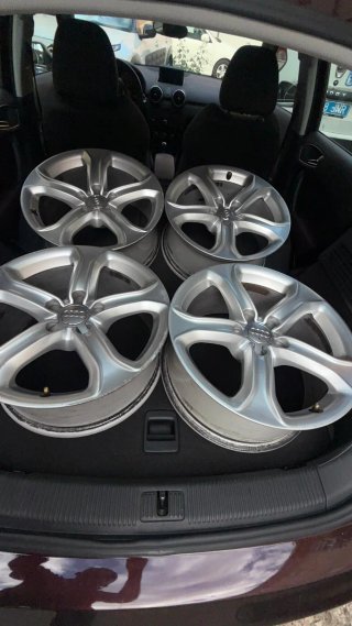 Juego de 4 Llantas Originales Audi 17" - 5 Radios