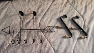 Colgador de puerta flecha metal