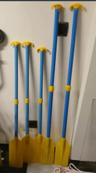 2 Remos de plástico azul y amarillo