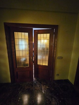 Puerta doble de madera con cristal