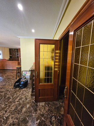 Puerta doble de madera con cristal