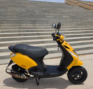 Piaggio Zip SP Scooter Amarillo