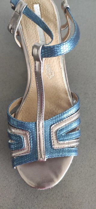 Sandalias Tiras Azul y Plata.Tacon de unos 5 cm