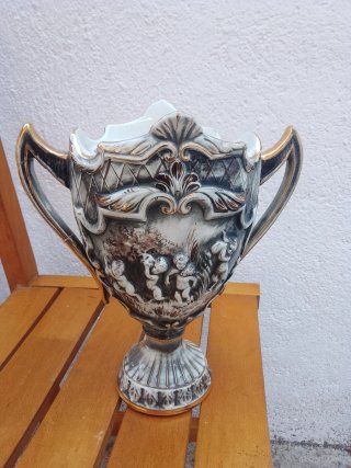 Jarrón antiguo de cerámica y porcelana