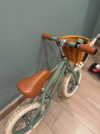 Bicicleta Banwood verde con cesta