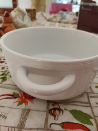 Zuppiera in porcellana bianca