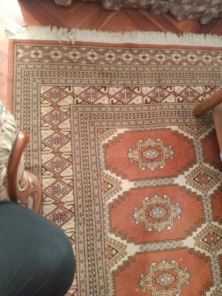 Alfombra beige y naranja