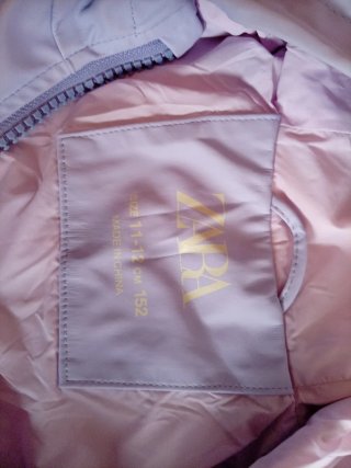 Chaqueta morada con capucha