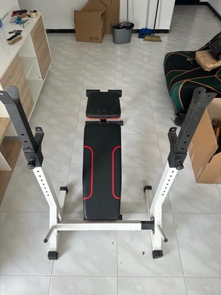 Banco de gimnasio y pesas