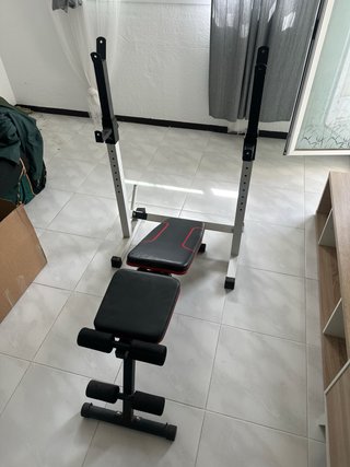 Banco de gimnasio y pesas