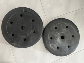 Banco de gimnasio y pesas