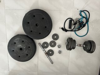 Banco de gimnasio y pesas