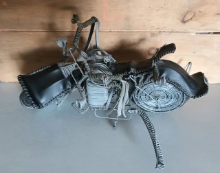 Moto decorativa de alambre