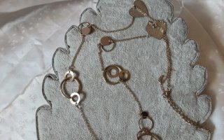 Lunga collana metallo dorato con cuori