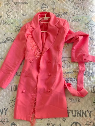 Vestido blazer rosa con plumas