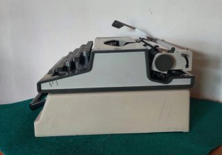 Antigua máquina de escribir - AEG Olympia - 1970C.