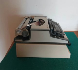 Antigua máquina de escribir - AEG Olympia - 1970C.