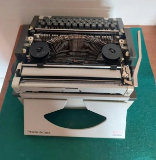 Antigua máquina de escribir - AEG Olympia - 1970C.
