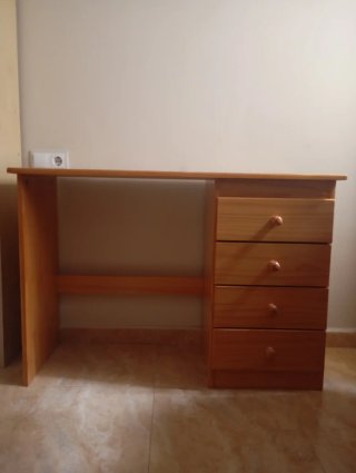 Escritorio de madera de pino