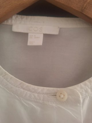 Camisa blanca de algodón con pechera