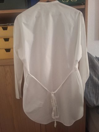 Camisa blanca de algodón con pechera
