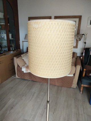 Lámpara de pie moderna beige y plateada