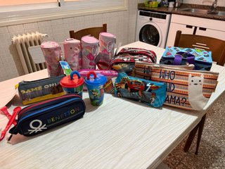 Lote estuches, neceseres y vasos infantiles
